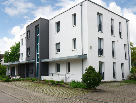 3-stöckiges Mehrfamilienhaus in weiß mit Flachdach in Konstanz.